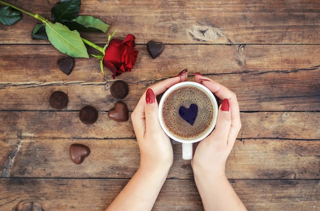 Tassen mit einem Kaffee in den Händen von Männern und Frauen. Selektiver Fokus