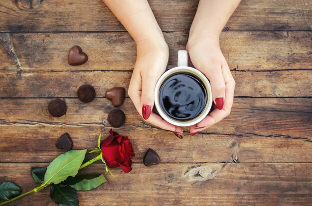 Tassen mit einem Kaffee in den Händen von Männern und Frauen. Selektiver Fokus