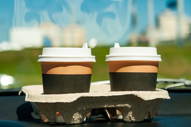 Tassen mit Kaffee auf der Autotafel