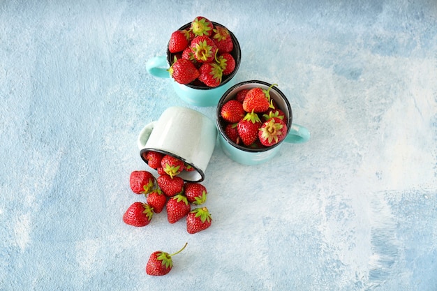 Tassen mit reifen roten erdbeeren auf farbtabelle