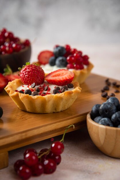 Tassenkuchen auf weißem Hintergrund mit Holzteller