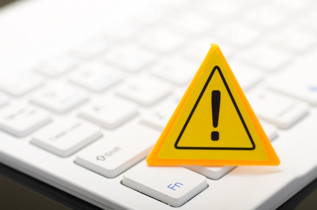 Tastatur mit Warnschild Digital Sicherheit und Online-Sicherheit Konzept