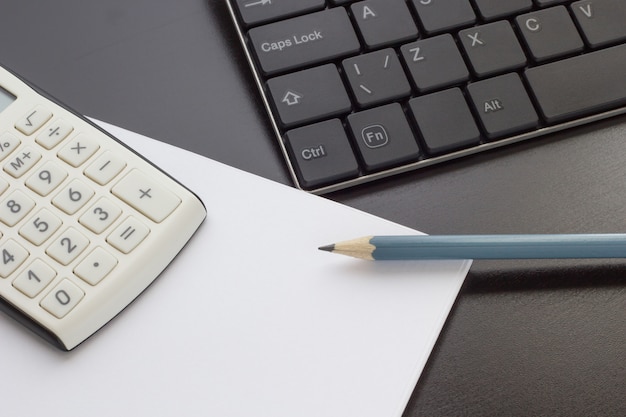 Tastatur, Notizbuch und Taschenrechner auf dem Tisch, Draufsicht