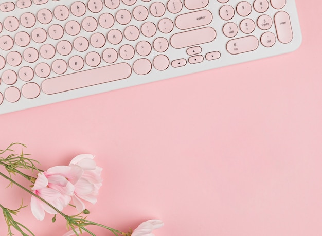 Foto tastatur und blumen kopieren raum