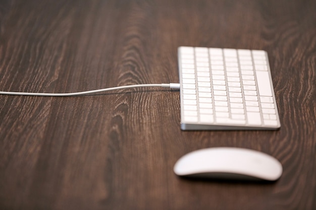 Tastatur und Maus auf Bürotisch. Moderner minimaler Arbeitsplatz zum Lernen. Leeren Sie den Kopierplatz.