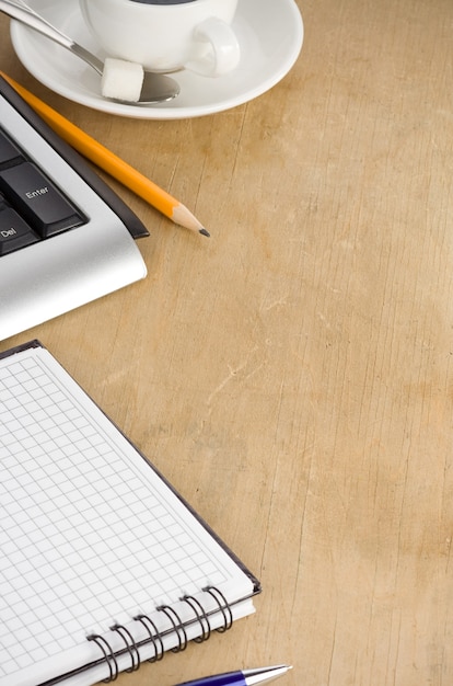 Tastatur und Notebook auf Holz