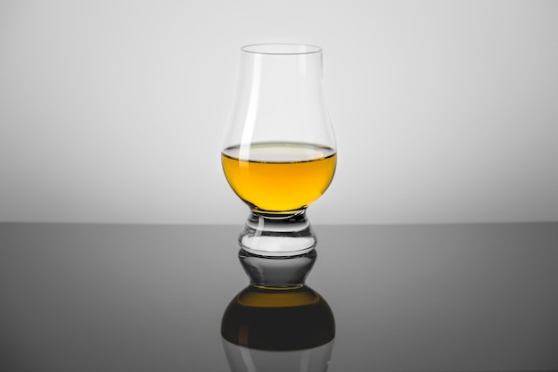 Taster Glass com um gole de uísque escocês