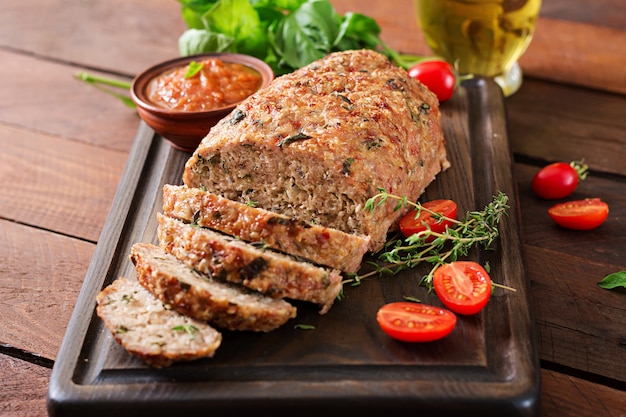 Tasty caseiro chão cozido peru meatloaf na mesa de madeira