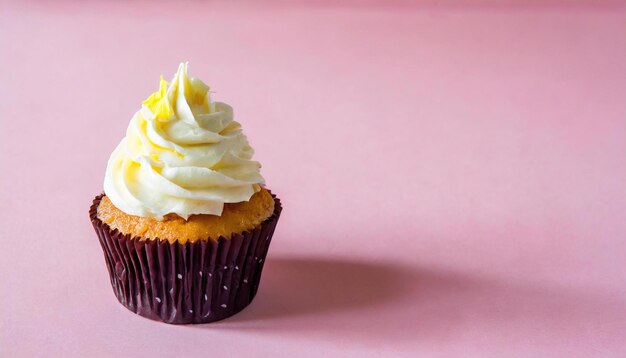 Tasty cupcake con crema en el fondo rosa espacio para el texto