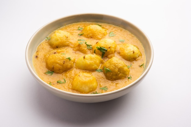 Tasty Dum Aloo o patatas enteras al curry picante es una receta de plato principal popular de la India