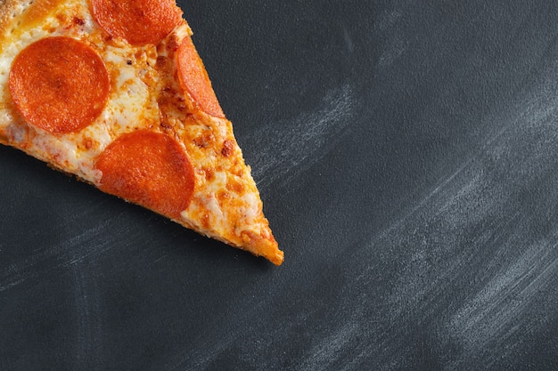 Tasty pepperoni pizza em fundo preto de concreto