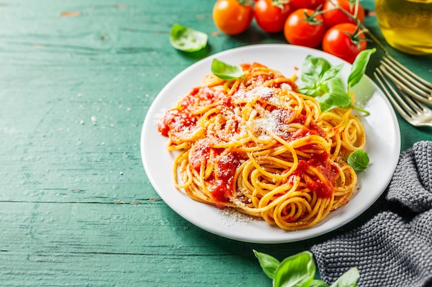 Tasty pizza italiana com molho de tomate e queijo parmesão