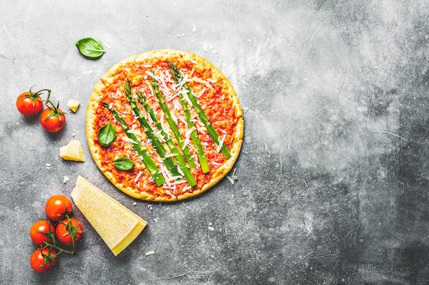 Tasty pizza italiana com molho de tomate e queijo parmesão