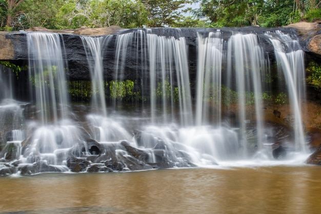 Tat Ton Waterfall, der schöne Wasserfall im tiefen Wald während der Regenzeit bei Tat Ton National Park