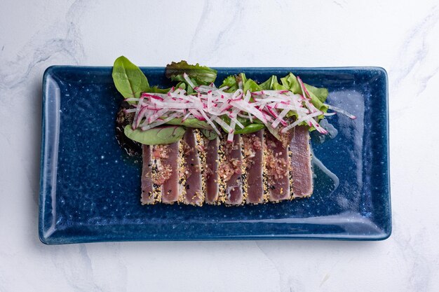 Foto tataki de atún con ensalada de cerca