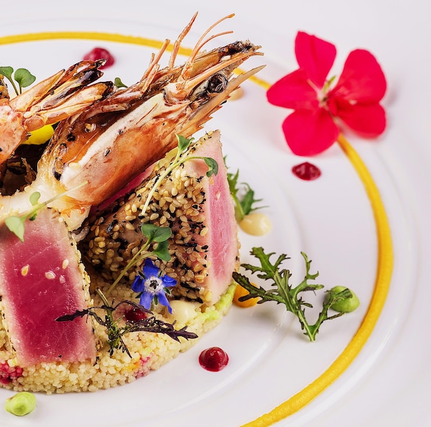 Tataki de atún con gambas y cuscús