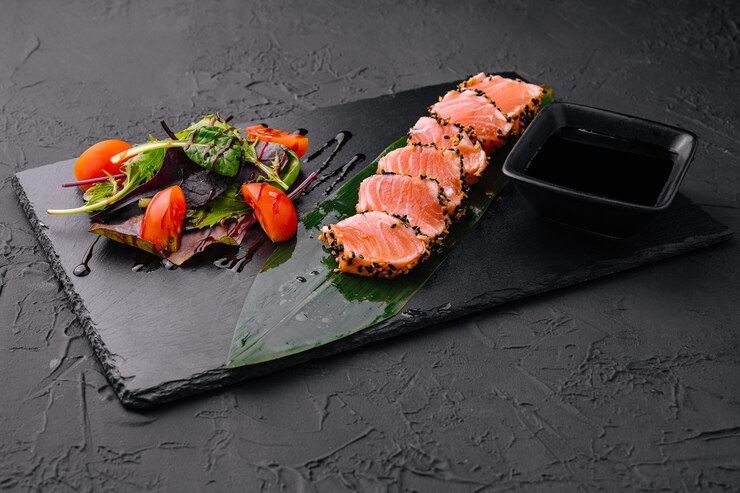 Tataki de salmón al sésamo con ensalada