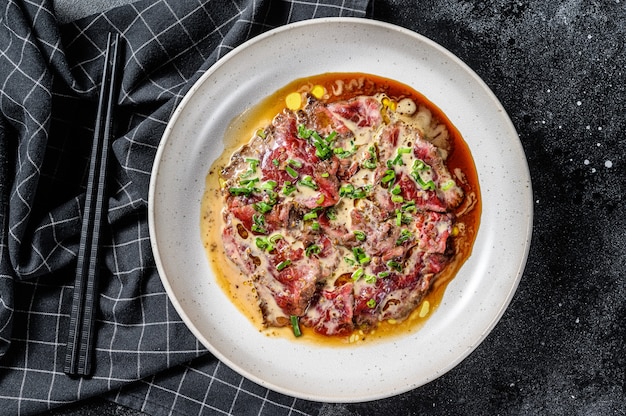 Tataki de ternera con cebollas verdes frescas