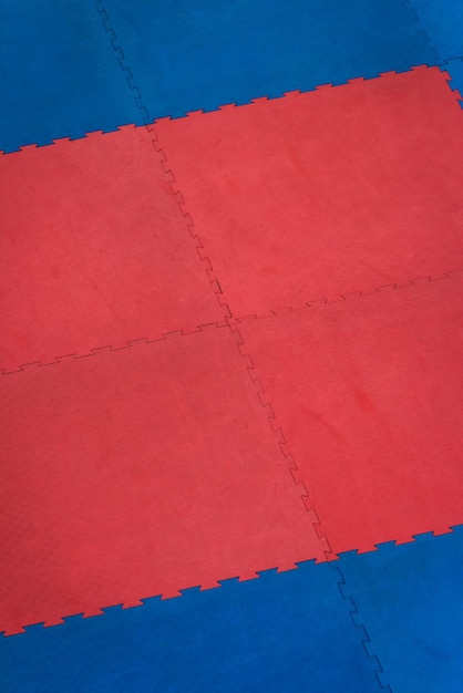 Tatami tradicional azul y rojo de la sala de artes marciales como fondo para el texto