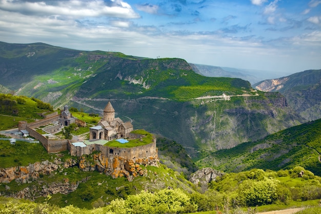 Tatev-Kloster und Berge in Armenien