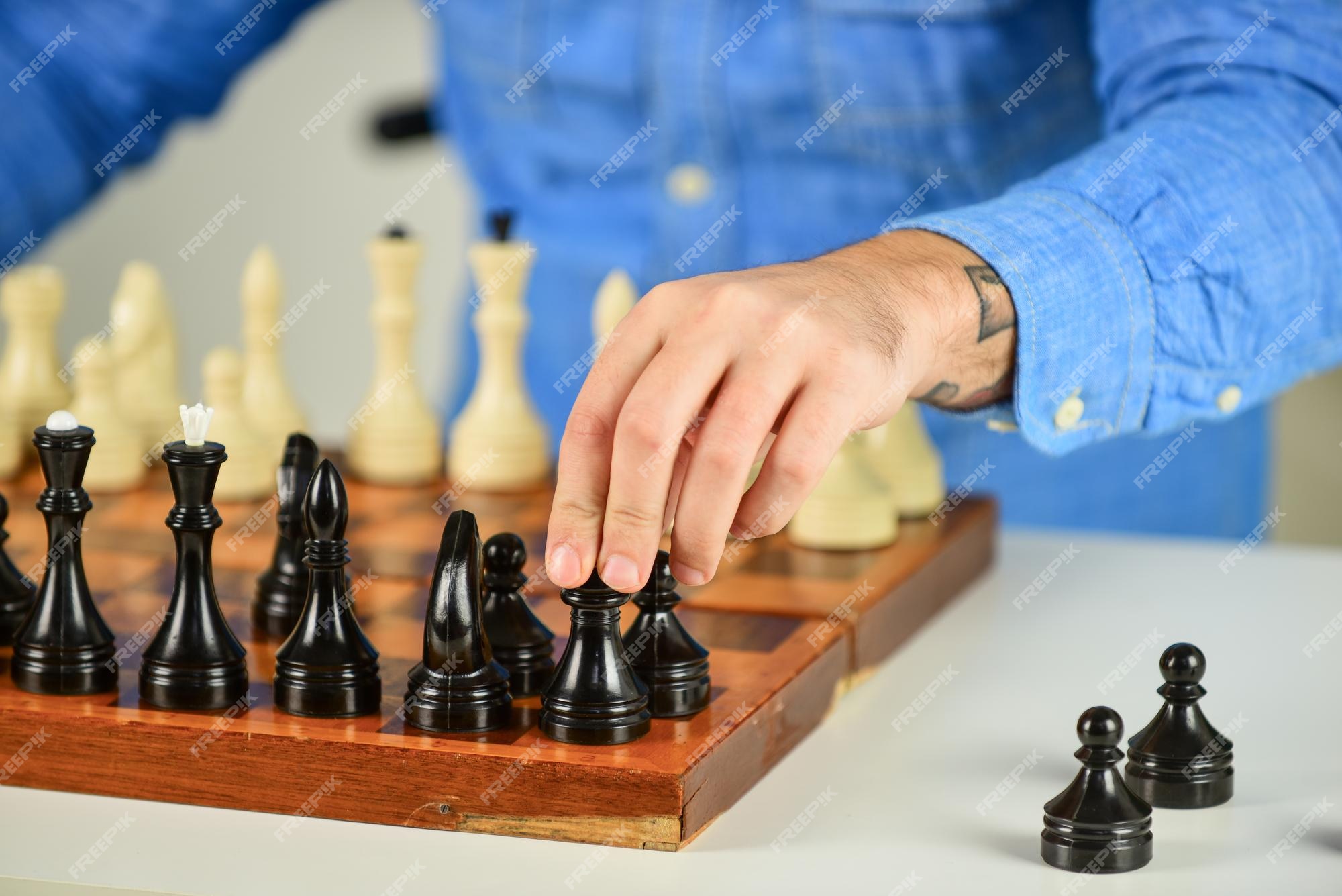 Passatempo intelectual figuras no tabuleiro de xadrez de madeira