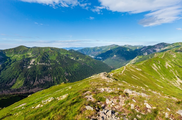 Tatra Mountain Poland Morgen Sommer Ansicht von Kasprowy Wierch Range. Menschen sind nicht wiederzuerkennen.