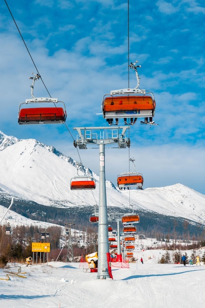 Tatranska lomnica eslováquia 14 de janeiro de 2015 teleférico no fundo das montanhas nevadas no alto tatras na estância de esqui popular