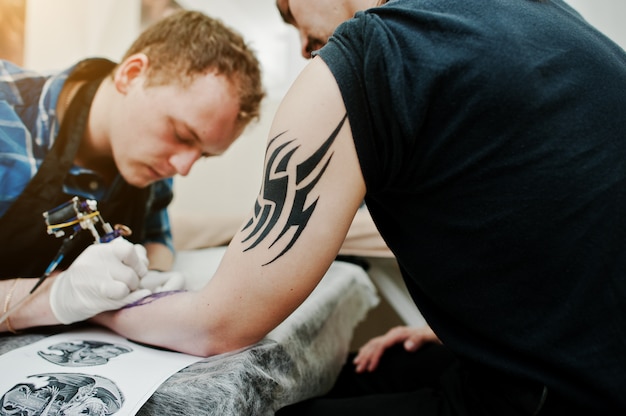 Foto tattoo master make tattoo para hombre rockero