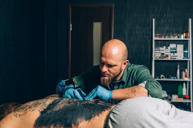 Tattoo Meisterkünstler macht ein Tattoo. Nahansicht