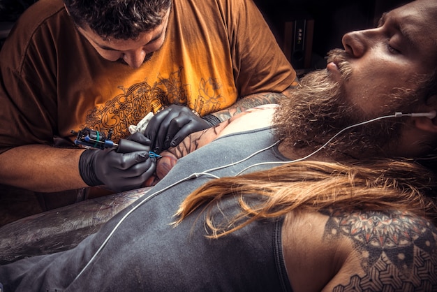 Tattoo-Spezialist bei der Arbeit im Tattoo-Studio