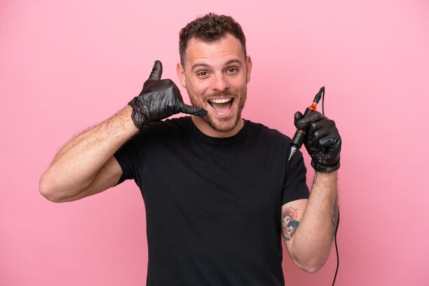 Tatuador brasileiro isolado em fundo rosa fazendo gesto de telefone Ligue-me de volta sinal