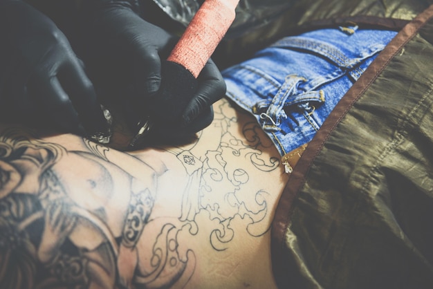 Foto tatuador desenho arte no corpo