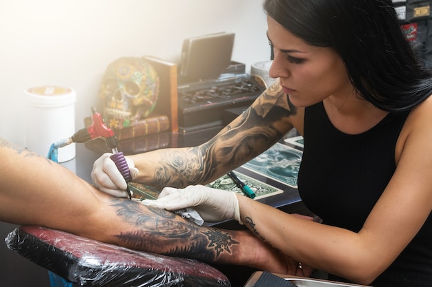 Tatuador durante seu trabalho