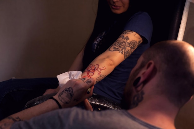 El tatuador está preparando el área que será tatuada