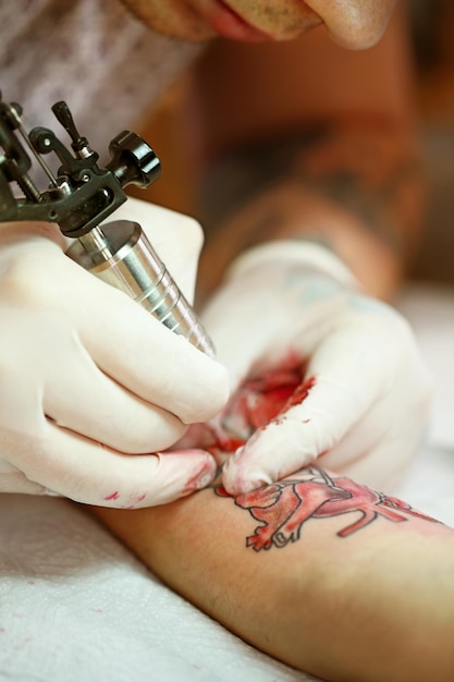 Tatuador no trabalho closeup