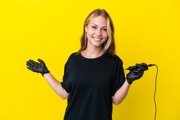 Tatuadora mujer rusa aislada de fondo amarillo extendiendo las manos a un lado para invitar a venir