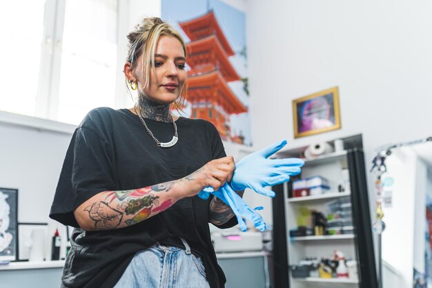 Una tatuadora se prepara para una sesión de tatuaje con su nueva cliente.