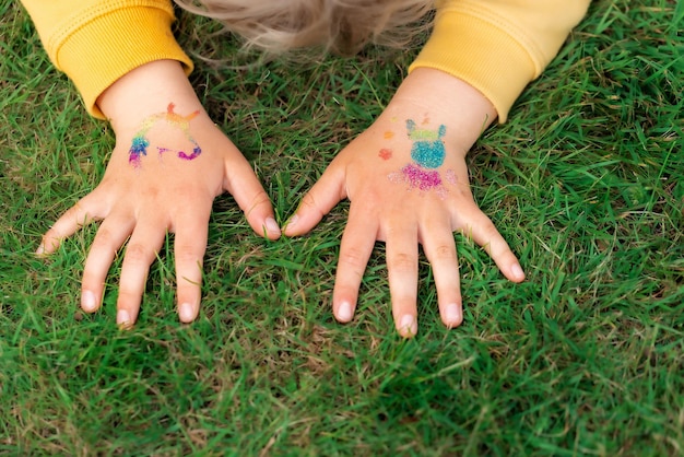 Foto tatuagem de brilho cintilante na mão de uma criança em uma festa de aniversário