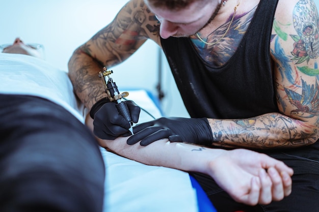 Foto tatuagem de homem na mão do cliente