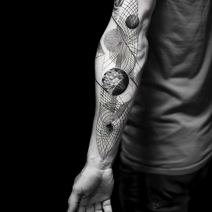 Foto tatuagem geométrica no antebraço de um homem
