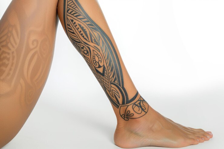 Foto tatuagem tribal detalhada na perna da mulher isolada em fundo branco