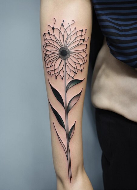 un tatuaje de flor con una flor en el brazo izquierdo