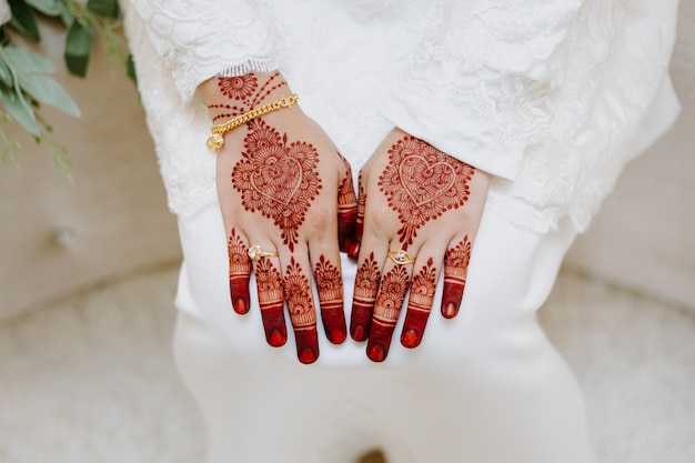 Tatuaje de henna en la mano de la novia.