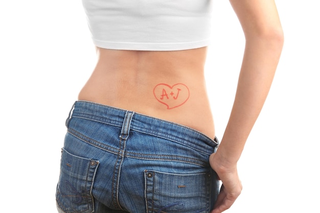 Tatuaje temporal en la espalda de la mujer