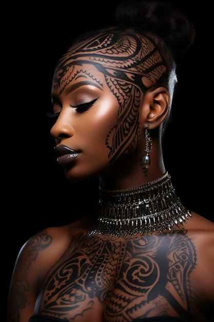 Tatuajes en la piel del cuerpo de una mujer Tatuaje en la piel de un hombre Tatuaje como una forma de arte separada diseño único contornos auténticos aspecto audaz confiado carácter libre de maquillaje dibujo artístico