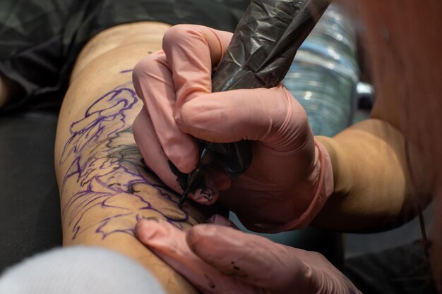 Tatuando la línea externa del diseño.