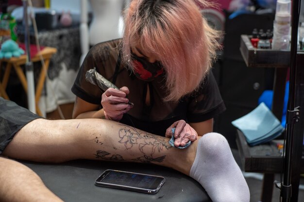 Tatuando la línea externa del diseño.