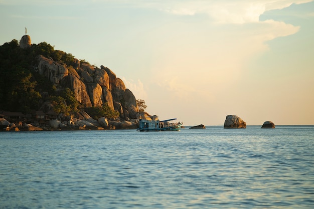 Tauchbootfahren rund um Koh Tao, eines der beliebtesten Reiseziele im Süden Thailands