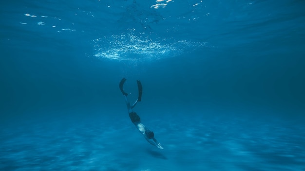 Tauchen im Meer mit langen Flossen