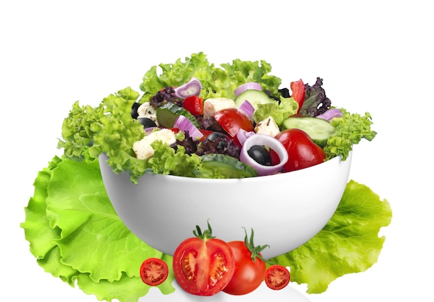 Tauchen Sie in die Frische, knuspriger Salat, saftige Tomaten und scharfe Oliven in einer köstlichen Salatschüssel.